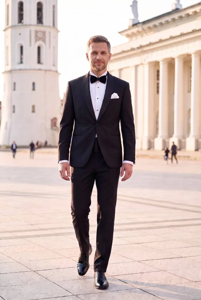 Juodas smokingas su peteliške – Sunset Fashion Men, Katedros aikštė Vilniuje
